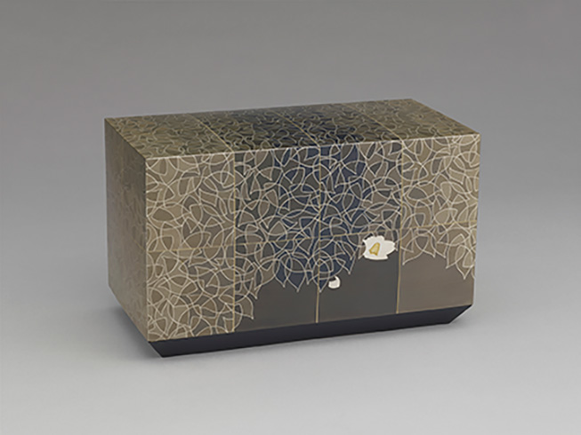 画像:山本晃
《切嵌象嵌接合せ箱「白椿」》
2009年
当館蔵
撮影:山﨑信一