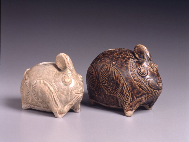 画像:灰釉兎形壺 クメール 12~13世紀 (左)
黒褐釉兎形壺 クメール 12~13世紀(右)