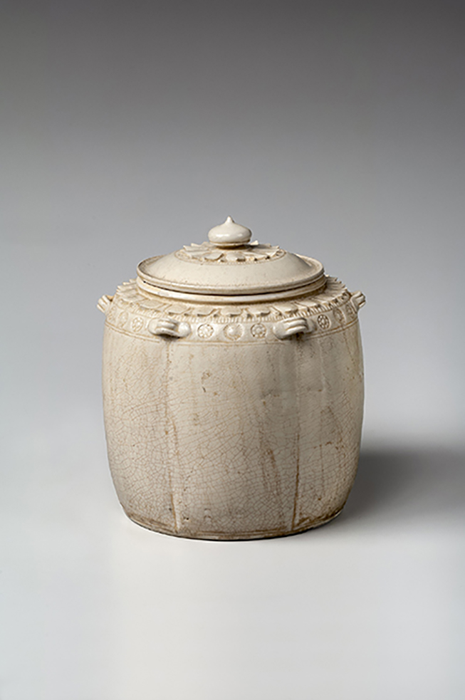画像:白磁蓮弁文壺 ベトナム 李朝 11~12世紀
